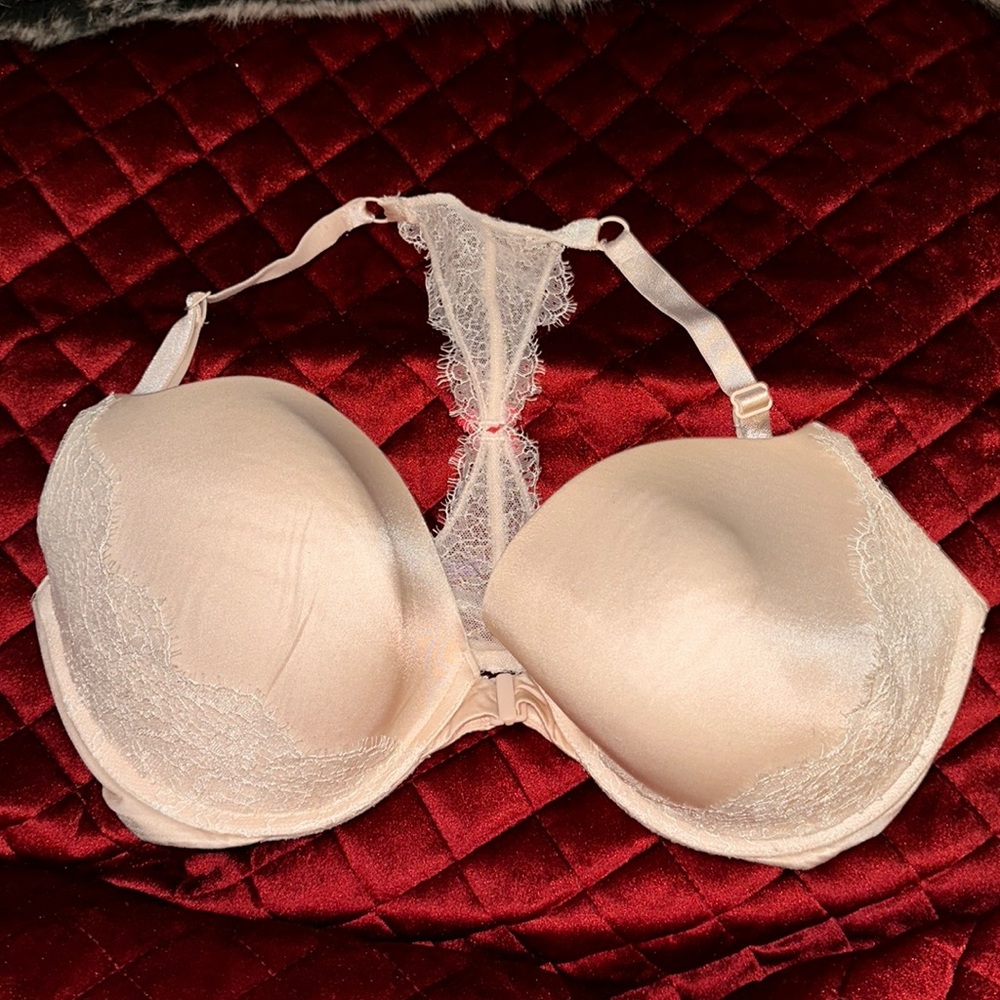 Victoria Secrets bra that snaps in the front